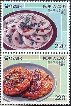 韓国の料理　ファジョン(つつじや菊など食用の花をもち粉の生地に乗せて焼いた、韓国の伝統的なお餅)、ピンデトック（緑豆チヂミ）