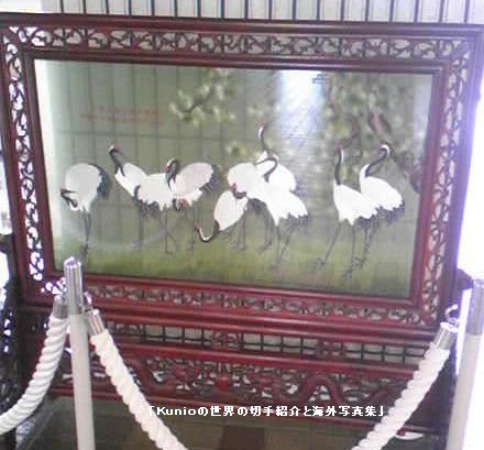 名張市の友好都市は、中国・蘇州市で色々交流もあります。市役所の玄関を飾る、丹頂鶴の刺繍。