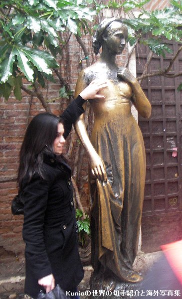 ジュリエットの銅像　ヴェローナ　ロミオとジュリエット　世界遺産