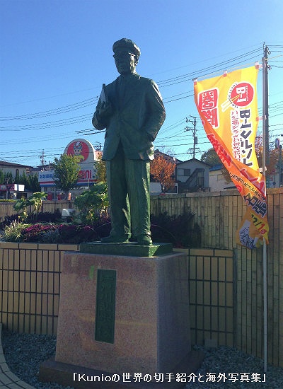 名張駅東口にある江戸川乱歩の銅像