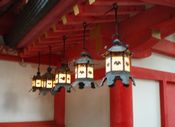奈良・春日大社の回廊の灯篭