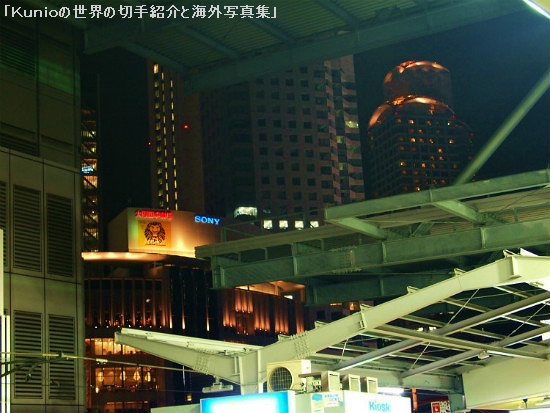 JR大阪駅と駅前のビル群