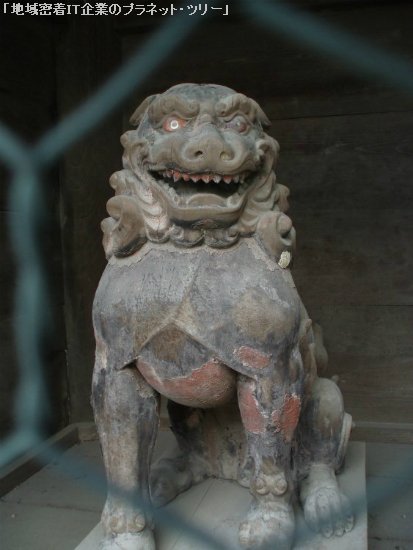 菅原神社（上野天満宮） の楼門境内側にいた秀作の木造神殿狛犬