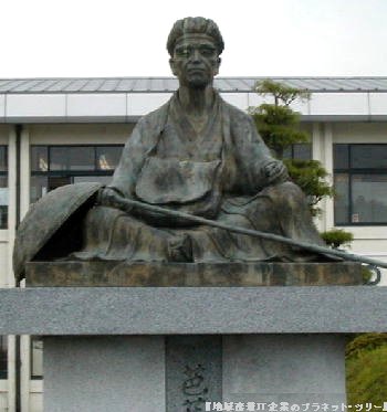芭蕉の坐像　伊賀町役場