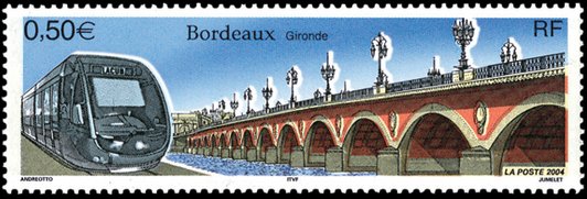 ピエール橋はナポレオンが建設を指示、彼の名前の字数にちなんで17本の街灯があります。（フランス、2004年）