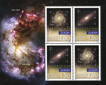 IC342(きりん座に位置)、M31(アンドロメダ銀河)。シート地にNGC4038とNGC4039(触角銀河)、ブルガリア