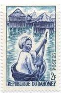 ダホメー（ベニン）の民族衣装　舟をこぐ女