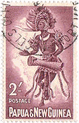 パプアニューギニアの女性ダンサーと太鼓を持つ男性ダンサー(1961-3年）