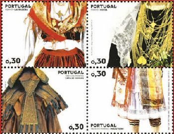 ポルトガル・ミーニョ県のスカーフと首飾り、同レースのスカーフと首飾りほか。