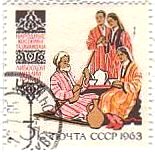 タジク共和国の伝統的な民族衣装（ソ連、1963年）タジクの民族服/たて縞のカフタンにフェズをかぶり、女性はシャルワールをはいている