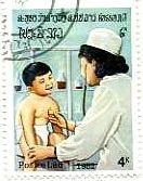 ラオスの子供を診る看護婦　ﾅｰｽ　医療