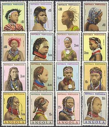 アフリカの若い女性の多彩なヘアースタイルやリング等