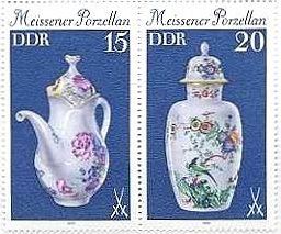 マイセン（東ドイツ、1979年）　15f:"Crosser　Aussshnitt"のコーヒーポット、20f:花瓶