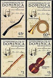 バッハ（ドミニカ、1985年、バッハと「エクスプリケーション」の楽譜と、演奏に使用した　　楽器（コルネット、コイルド・トランペット、ピッコロ、バイロノチェロ・ピッコロ）