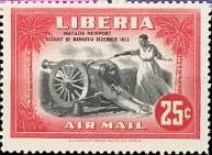 大砲の導火線に着火する女性（リベリア、1947年）