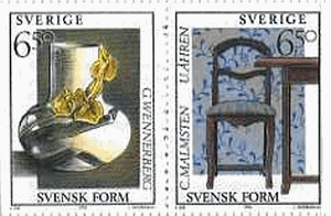 スウェーデンのデザイン（1994年） アイリスのついた花瓶/壁紙の前の机と椅子