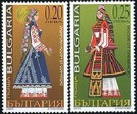 各種の民族衣装着た女性（ブルガリア、2005年）