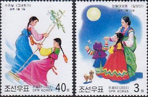 北朝鮮の民族舞踊と親子で買い物風景、少女達、月見風景を描く（北朝鮮、2003年）　チョゴリ姿