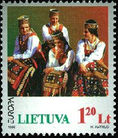 歌謡フェスティバル・民族衣装を着た女性たち(リトアニア、1998年）