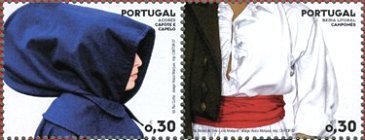 アゾレスのフード付きコート、ベイラ・リトラル県のシャツと腰巻きとジャケット、マデイラのケープとスカート、リバテージョ県のブラウスとスカートとマント（ポルトガル、2007年）