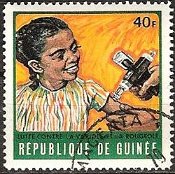 麻疹（はしか）の予防注射をする少女（ギニア、1970年）