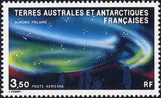 オーロラと見上げる人のシルエット（仏領南極、1984年）