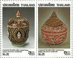 ベンジャロン焼(Bencharong) とライナムトン焼(Lai Nam Thong) の香水瓶（タイ、1993年）