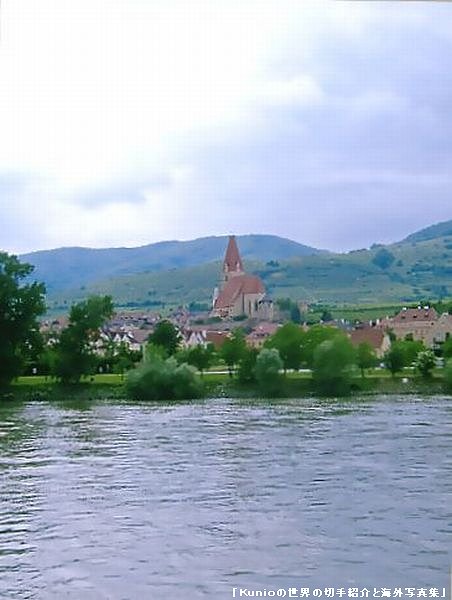 ドナウ川　小さな教会　オーストリア