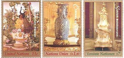 パプスブルグ家　シェーンブルン宮殿と庭園群　オーストリア　世界遺産　「ベルグルの間」の壁画の装飾画　「鏡の間」の青地白彩壷　白地金箔の磁器製ストーブ