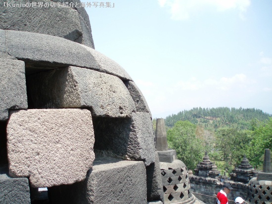 ボロブドゥール寺院遺跡の頂上のストゥーパ