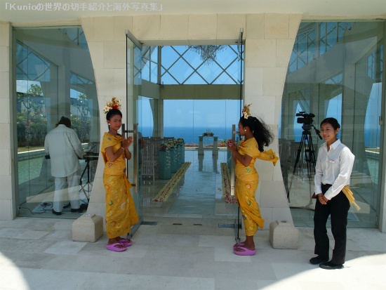 バリ島の海が見える場所で結婚式