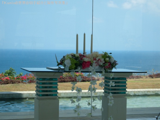 バリ島の海が見える場所で結婚式