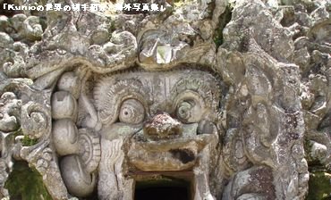 バリ古代遺跡で有名な『ゴアガジャ』の洞窟の入り口の石仏(ウブド)