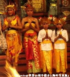 ケチャクダンス・レゴンダンス(ウルワトゥ寺院)の踊り子たち（中央の写真で右の3人はよく似てる。３姉妹？）