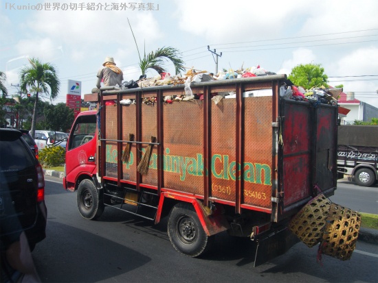 バリ島のゴミ収集車