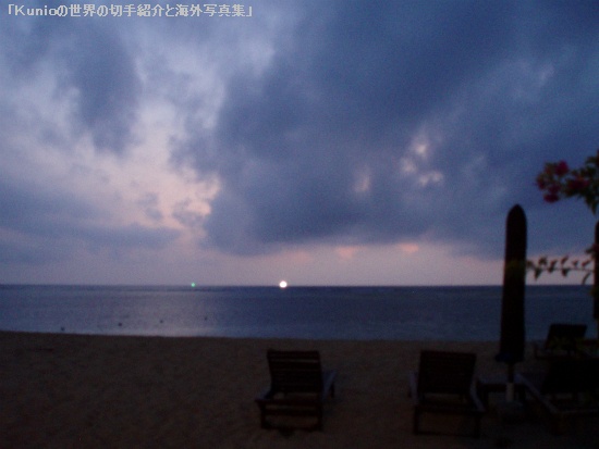 朝日が昇る頃　6時頃の浜辺（ビーチ）の様子　静けさの中に厳かに朝日が昇り始めた