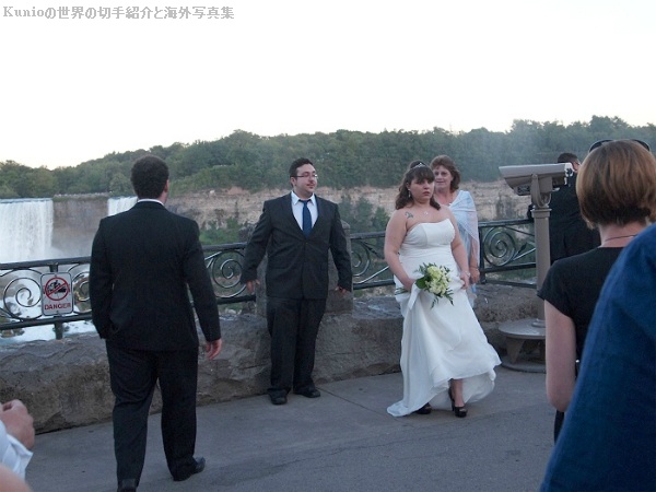 ナイアガラの滝の前で結婚式