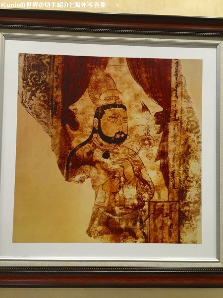 ベゼクリク千仏洞 寄進者図（9世紀）は、王侯貴族とみられる男性が華を手にたたずむ姿が描かれている。