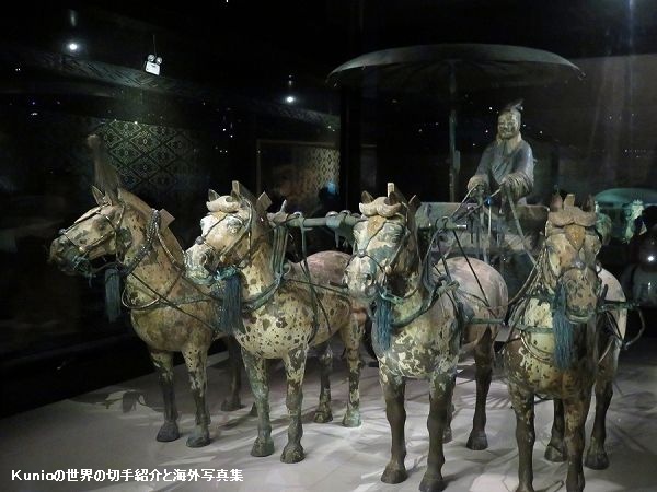復元された銅車馬（立車）と銅車馬（安車）