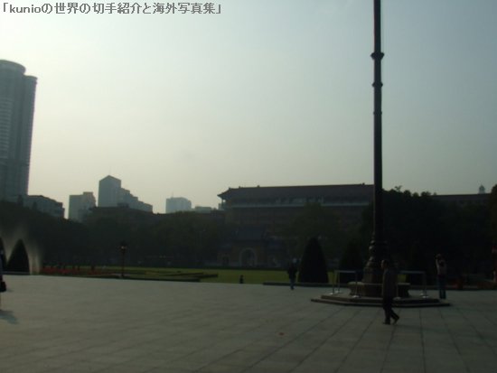 早朝の広州の大きな広場、人気もまばら