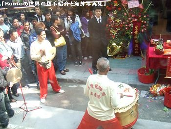 広州市街地のお祭り風景・ドラや太鼓で囃し立てています