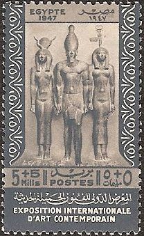 ハトホル、バトの女神を左右に従えたメンカウラー王の三体像
