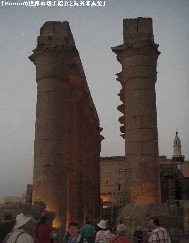 アメンヘテプ３世の中庭から見た列柱廊（ルクソール神殿）