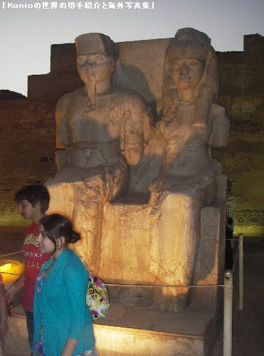 ルクソール神殿　ツタンカーメンと王妃の像