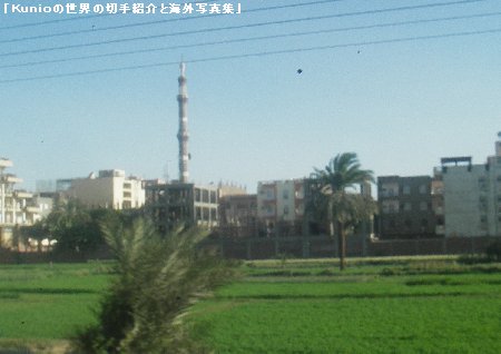ルクソールの町とモスクのミナレット