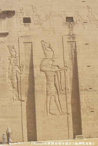 アフリカ・エジプトの旅行写真｜古代遺跡　グレコ・ローマン時代の遺跡・エドフ神殿　エドフ（Edfu、仇討ち）は、ナイル川の西岸の町。隼の形をしたホルス神に捧げられた神殿、エドフ神殿（別名、ホルス神殿）があります。
