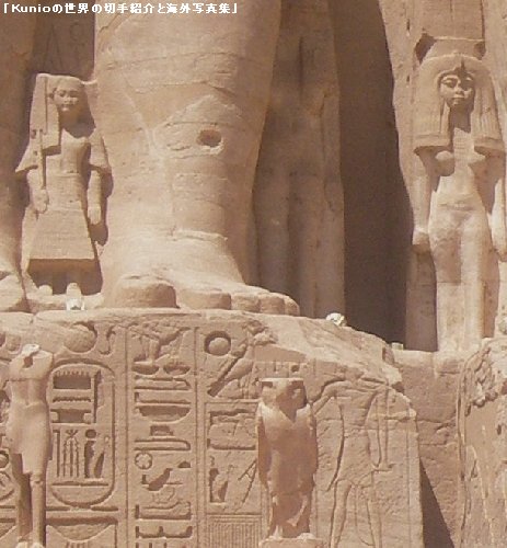 ラムセス2世像の足元の子供達の像