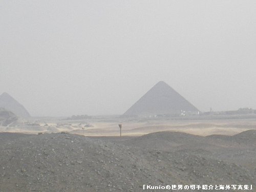 サッカラの階段ピラミッドから撮影した屈折ピラミッド