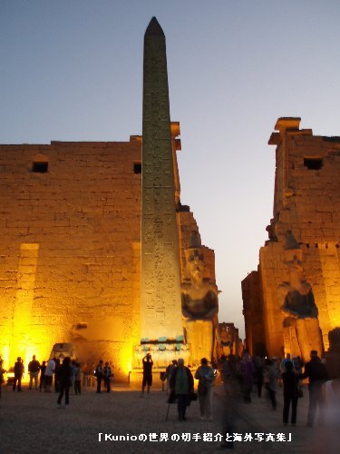 ライトアップされたルクソール神殿の入口とオベリスク　エジプト　世界遺産