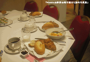 左の写真は、宿泊ホテルの朝の食事風景ですが、クロワッサンは個数限定でした。フランスでクロワッサンは定番と思うのですが？